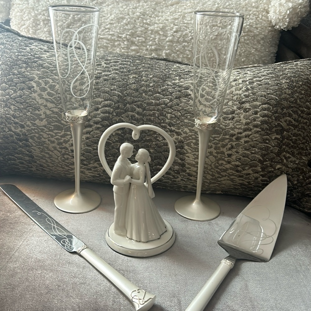 Mikasa Love Story Champagne Flutes & Cake Cutting Set - with Cake Topper